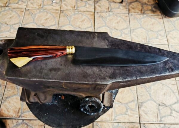 Faca Artesanal de Churrasco – Acetinado com acabamento escurecido – Jacarandá Violeta (Cabo Pistol) - Gravação Gratuíta